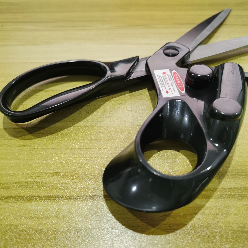 กรรไกรสแตนเลสแบบมีเลเซอร์นำทาง - Sewing Technology บทวิจารณ์และราคา